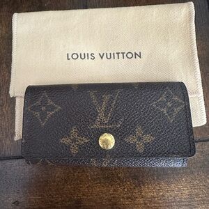 Louis Vuitton 4 key holder